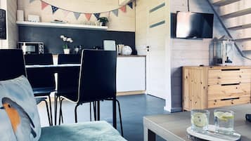 Cottage | Living area | 30-inch flat-screen TV with digital channels, Netflix