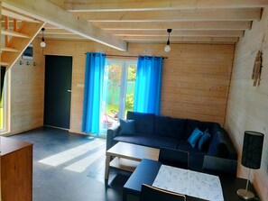 Stuga | Vardagsrum | 30-tums platt-tv med digitalkanaler, Netflix och streamingtjÀnster