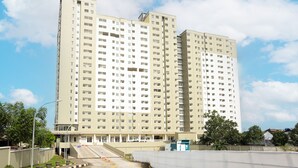 A high-rise residential building with multiple floors, balconies, and a central staircase. - Capital O 93593 Pelangi Loftville City (South Tangerang)