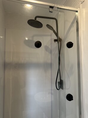 Secador de pelo, toallas, jabón, shampoo