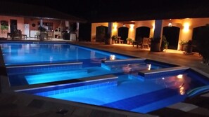 3 outdoor pools
