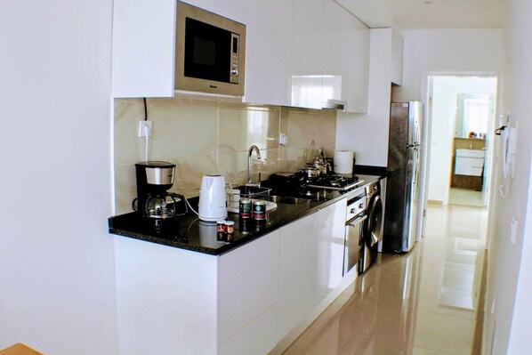 Réfrigérateur, micro-ondes, four, plaque de cuisson