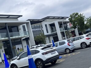 Property grounds - A cosy 2 bedroom apartment in  Dainfern. Caters for small family or couples  (Sandton)