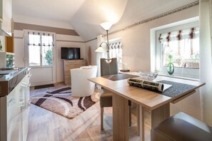 冷蔵庫、コーヒー / ティーメーカー、トースター、調理器具と食器