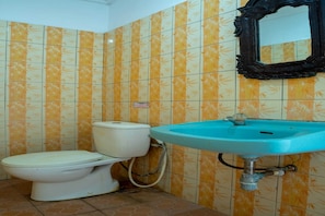 Deluxe Double Room | Bathroom | Shower, soap - Hotel O Hepi Bungalow Lovina (Buleleng)