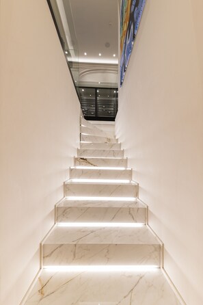 Appartement Luxe, 3 chambres, non-fumeurs, salle de bains privée | Coin séjour | TV connectée de 100 cm avec chaînes par satellite, cheminée, Netflix