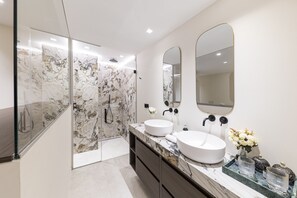 Apartamento de lujo, 3 habitaciones, no fumadores, baño privado | Baño | Bañera y ducha independientes, secador de pelo, zapatillas y toallas