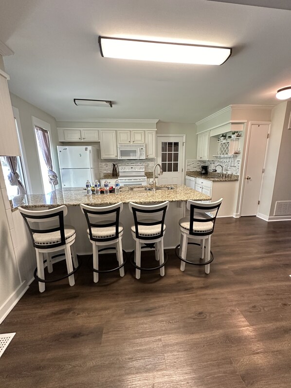 Fridge, microwave, oven, stovetop - Cozy home perfect for family reunion and relaxing (Louisburg)