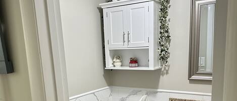 Douche, serviettes fournies, papier toilette