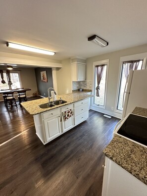 Fridge, microwave, oven, stovetop - Cozy home perfect for family reunion and relaxing (Louisburg)