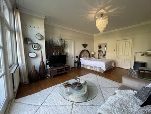 1 dormitorio, tabla de planchar con plancha, wifi y ropa de cama
