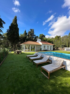Una piscina al aire libre