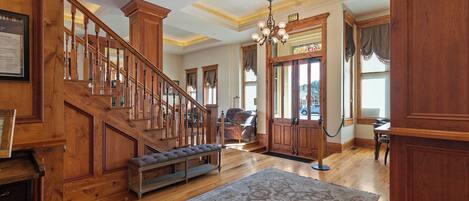 المنشأة من الداخل