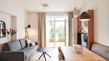 Apartamento estándar, 1 habitación, terraza, en la zona del jardín | Zona de estar | Una Smart TV, Netflix, juguetes, libros