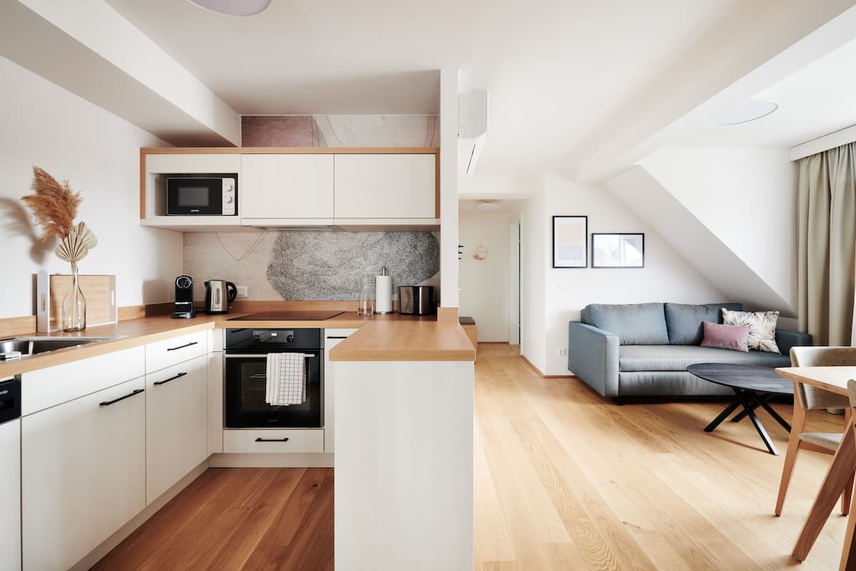 Appartamento Deluxe, 2 camere da letto, non fumatori, cucina | Cucina privata | Frigorifero con congelatore, microonde, forno, piano cottura