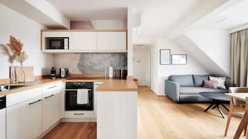 Refrigerador con freezer, microondas, horno, placa de cocina