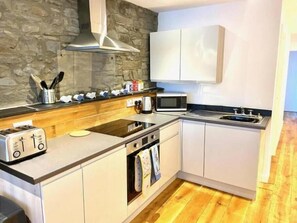 Fridge, microwave, oven, stovetop - Our cosy 2-bedroom apartment is just steps away from New Quay beaches  (New Quay)