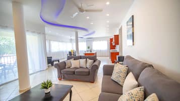 Huoneisto, 2 makuuhuonetta, parveke, kaupunkinÀköala | Olohuone