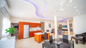 Huoneisto, 2 makuuhuonetta, parveke, kaupunkinÀköala | Olohuone