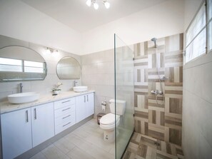 Apartment, 2Â Schlafzimmer, Balkon, Stadtblick | Badezimmer