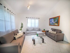 Apartment, 2 Bedrooms, Smoking, Hot Tub | Living room