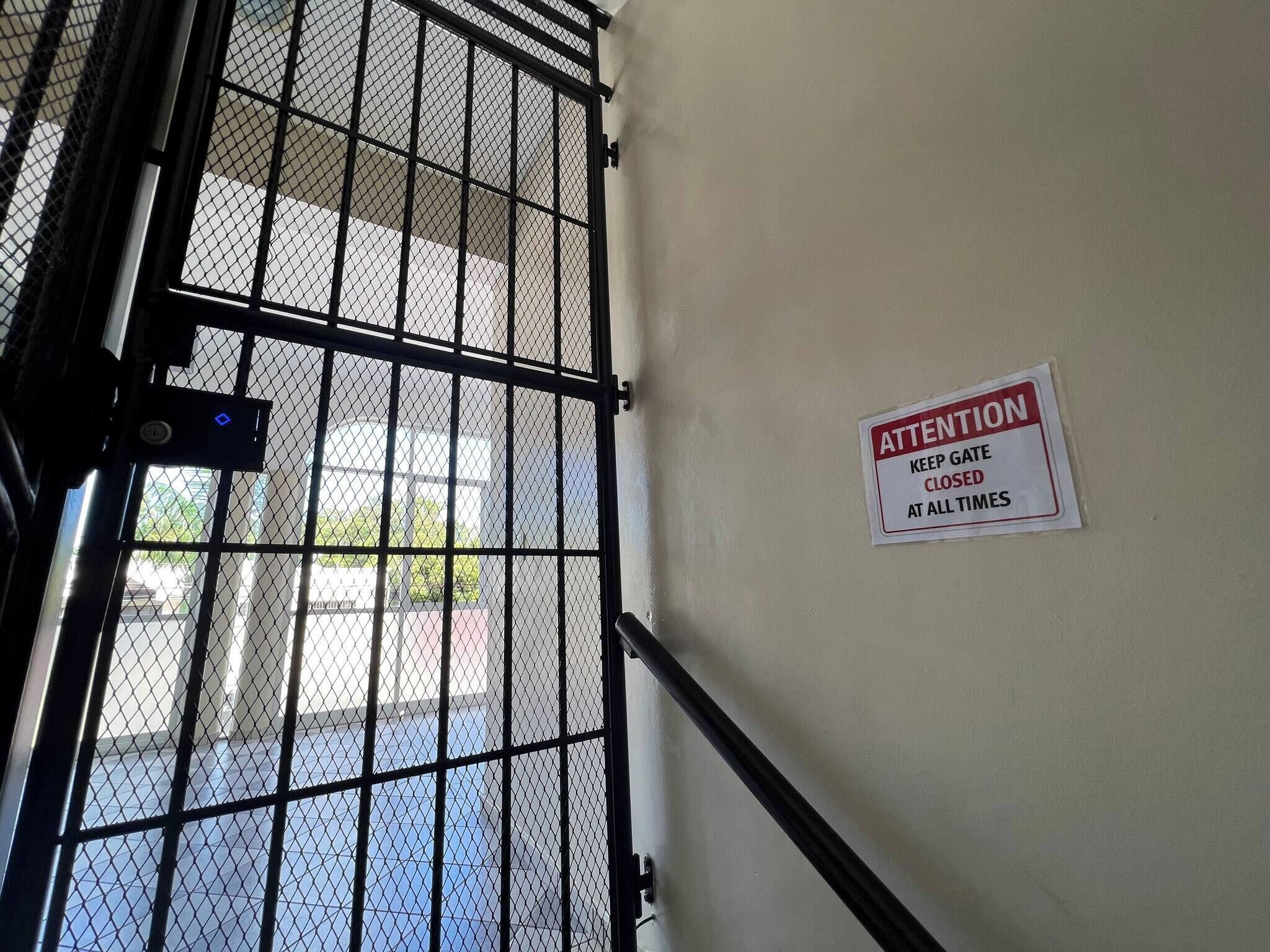 Una reja metálica con un letrero que indica mantenerla siempre cerrada.