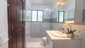 Apartment, Multiple Bedrooms, Private Pool, Garden View | Bathroom