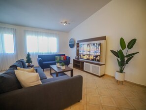 Apartment, Mehrere Schlafzimmer, eigener Pool, Gartenblick | Wohnbereich