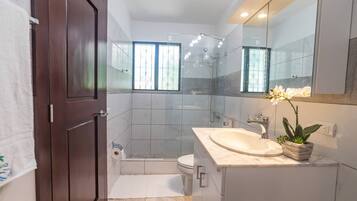 Appartement, plusieurs chambres, piscine privée, vue jardin | Salle de bain