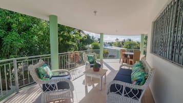 Departamento, varias habitaciones, alberca privada, vista al jardín | Balcón