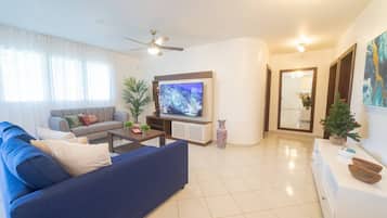 Departamento, varias habitaciones, alberca privada, vista al jardín | Sala de estar