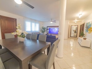 Apartamento, vários quartos, piscina particular, vista para o jardim | Opções para refeição