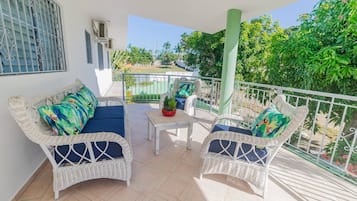 Appartement, plusieurs chambres, piscine privée, vue jardin | Terrasse/Patio