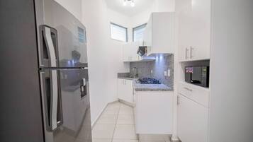 Apartment, 1 Bedroom, City View | Private kitchen