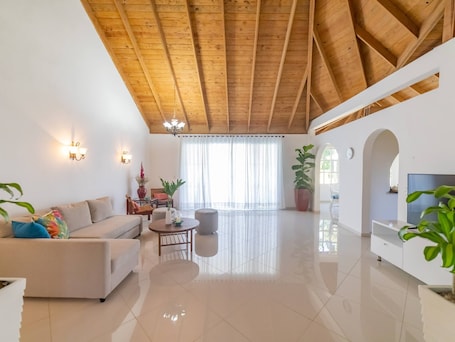 Villa, 4 Bedrooms, Terrace, Garden View | Living area