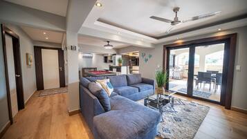 Apartment, 4 Bedrooms, Private Pool, City View | Living area