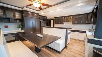 Apartamento, 4 quartos, piscina particular, vista para a cidade | Cozinha privada