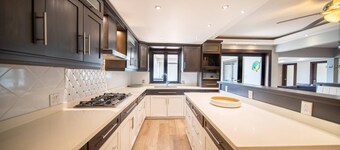 พระอาทิตย์ทรูปเฟ้นเฮ้าส์ 4 ห้องนอนพร้อมสระว่ายน้ำบนดาด ฟ้าในโซซัวสตริป!