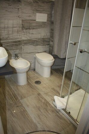 Deluxe Single Room | Bathroom | Shower, rainfall showerhead, hair dryer, bathrobes - My Rhome Prati (Rome)