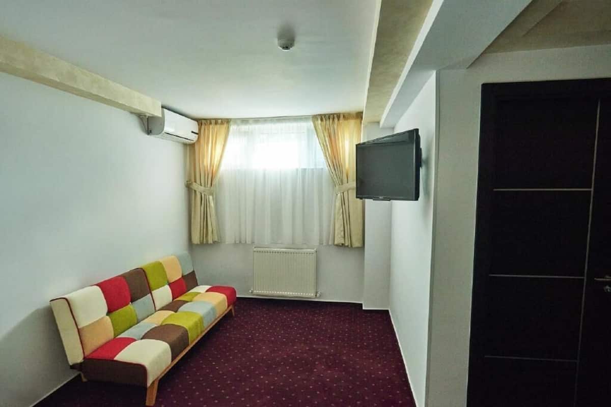 Familiekamer, 1 slaapkamer | 1 slaapkamer, een bureau, een strijkplank/strijkijzer, beddengoed