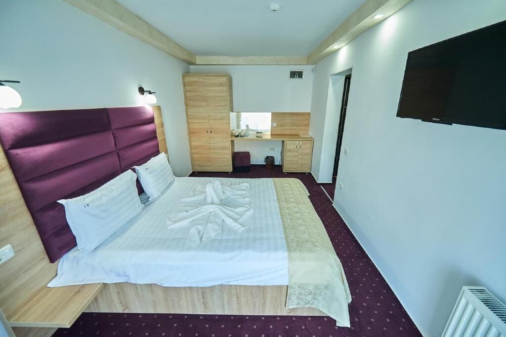 مكتب ومكواة/لوح كي وملاءات أسرّة