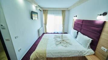 Phòng tiện nghi đơn giản | Bàn, bàn ủi/dụng cụ ủi quần áo, bộ trải giường