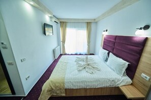 Comfort kamer | Een bureau, een strijkplank/strijkijzer, beddengoed