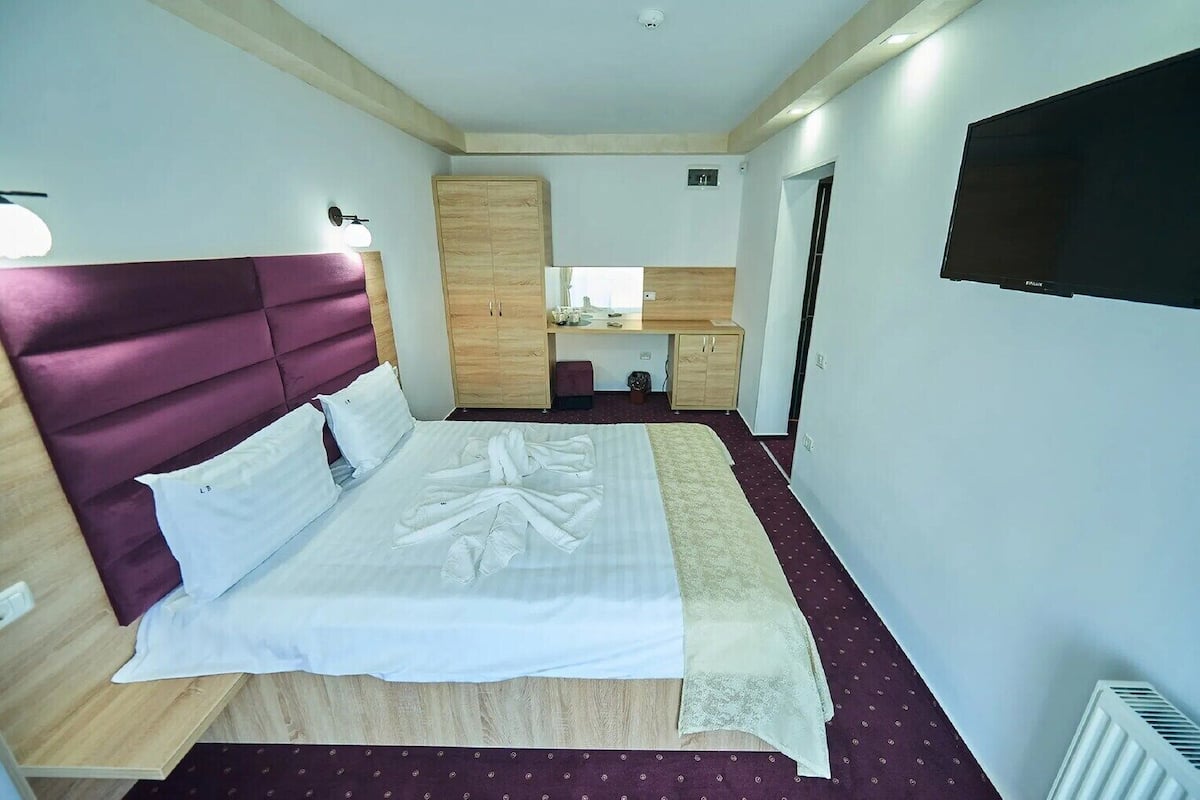 Trippelrum för familj - 1 queensize-säng med bäddsoffa | Skrivbord, strykjärn/strykbräda och sängkläder