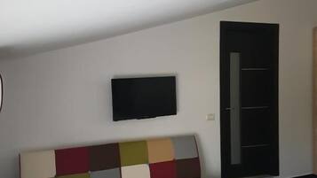 Standardzimmer, 1 Queen-Bett und Schlafsofa | 1 Schlafzimmer, Schreibtisch, Bügeleisen/Bügelbrett, Bettwäsche