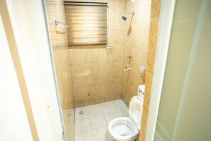 Serviettes fournies, savon, papier toilette