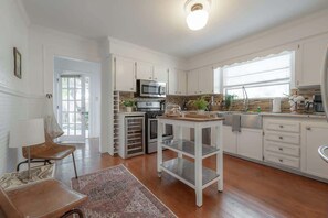 冷蔵庫、電子レンジ、オーブン、コンロ