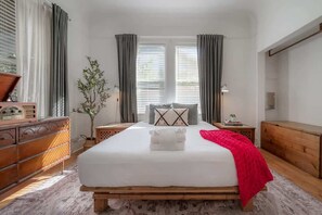 4 室のベッドルーム、デスク、アイロン / アイロン台、WiFi