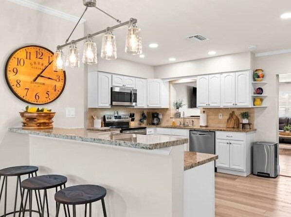 Fridge, microwave, oven, stovetop - "Casa de Nana" - Fenced In|Game Room|BBQ Grill (Tampa)