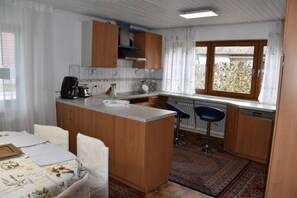 Een koelkast, een magnetron, een oven, een kookplaat